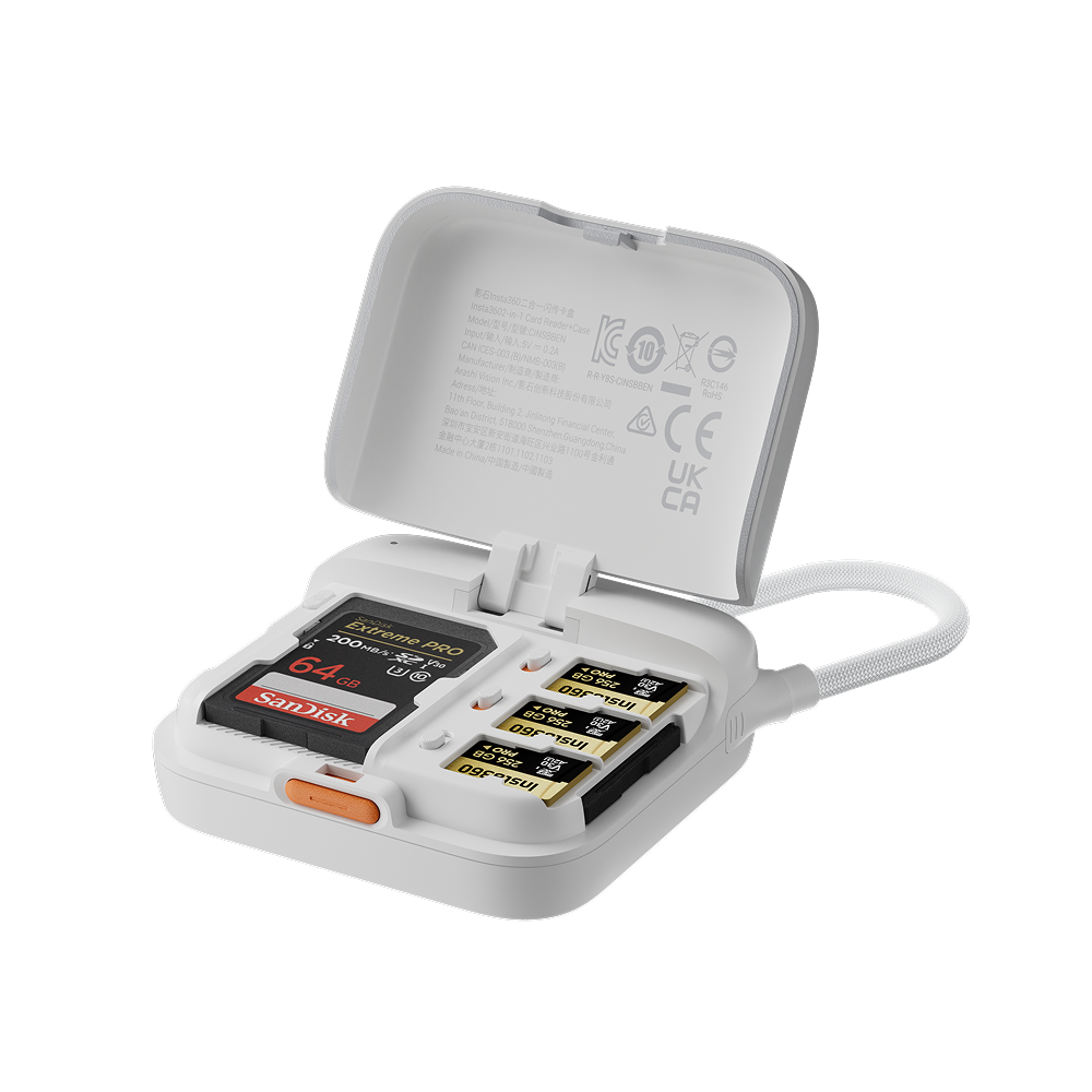 Geöffnete weiße SD-Kartenhülle mit SD-Karten und einer Sandisk-Karte. Hintergrund hat Produktdetails und Logos.