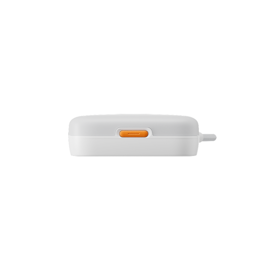 Ein weißes und graues rechteckiges Gerät, möglicherweise ein Gehäuse, mit einer orangefarbenen Taste auf der Vorderseite. Eine kleine Schlaufe erstreckt sich von der Seite.