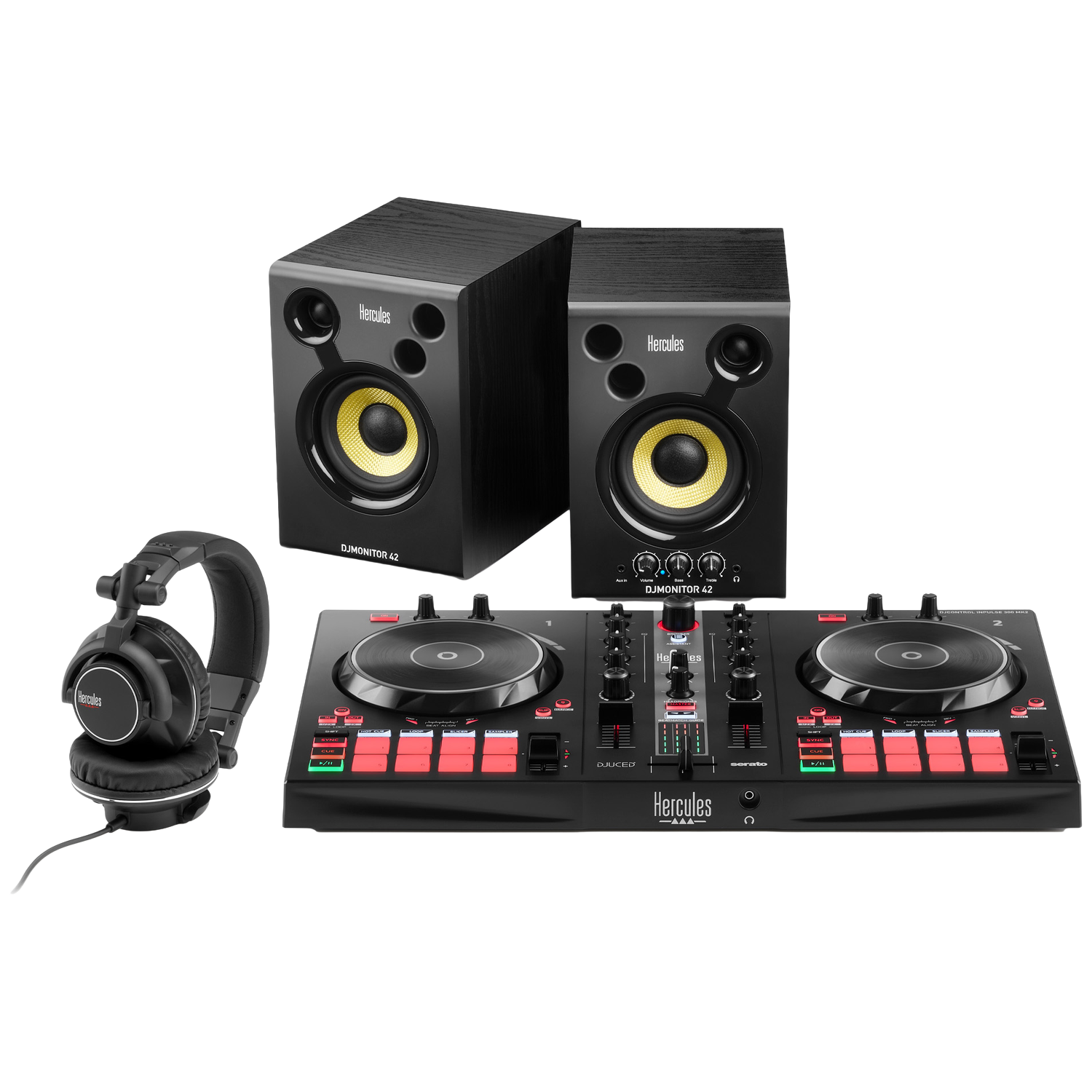 DJ-set: twee zwarte luidsprekers, een DJ-mixer en een koptelefoon. Luidsprekers met gele conussen. Mixer heeft rode knoppen en twee draaitafels.