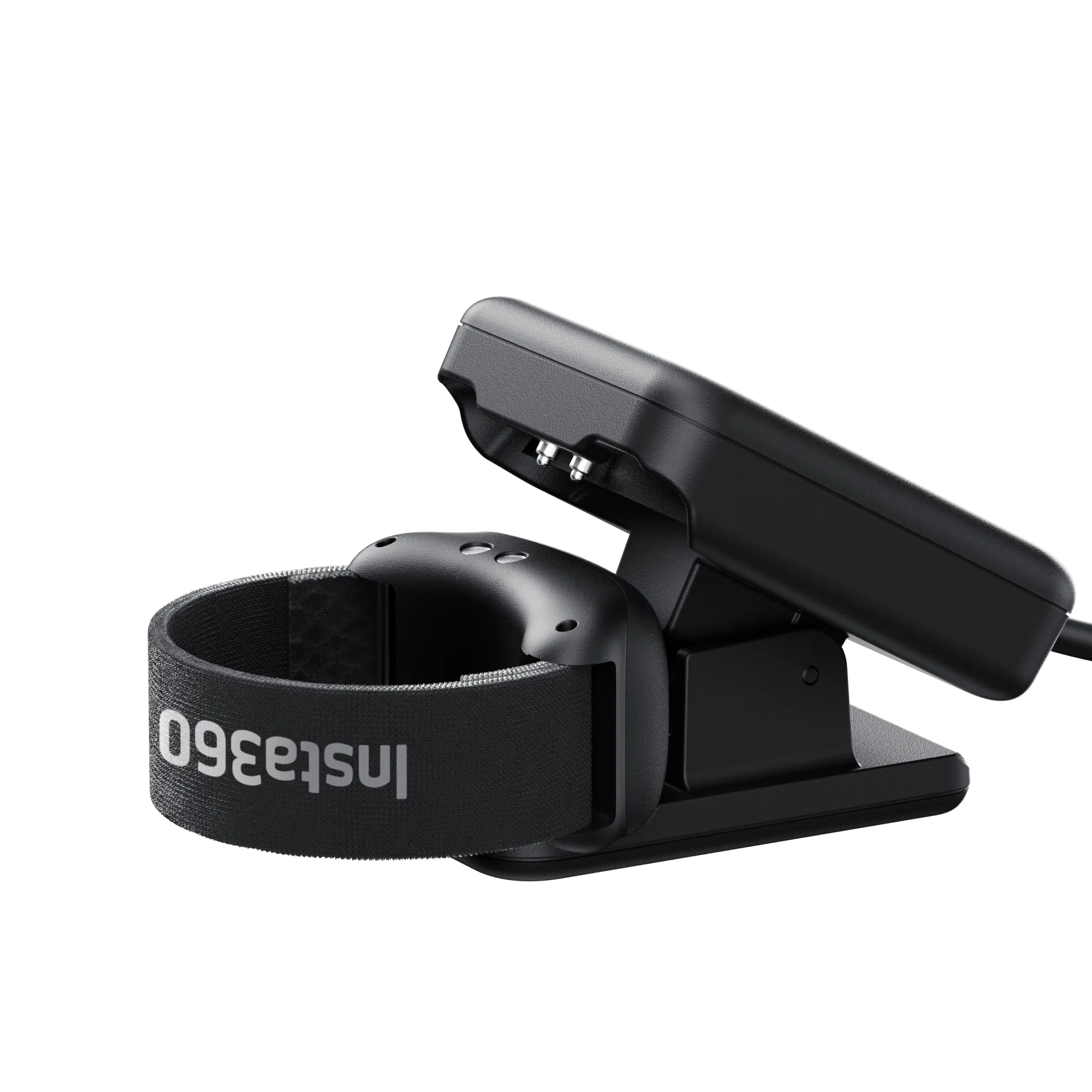 Ein schwarzes Insta360-Armband mit einem Befestigungsgerät vor schwarzem Hintergrund. Auf dem Band steht Insta360.