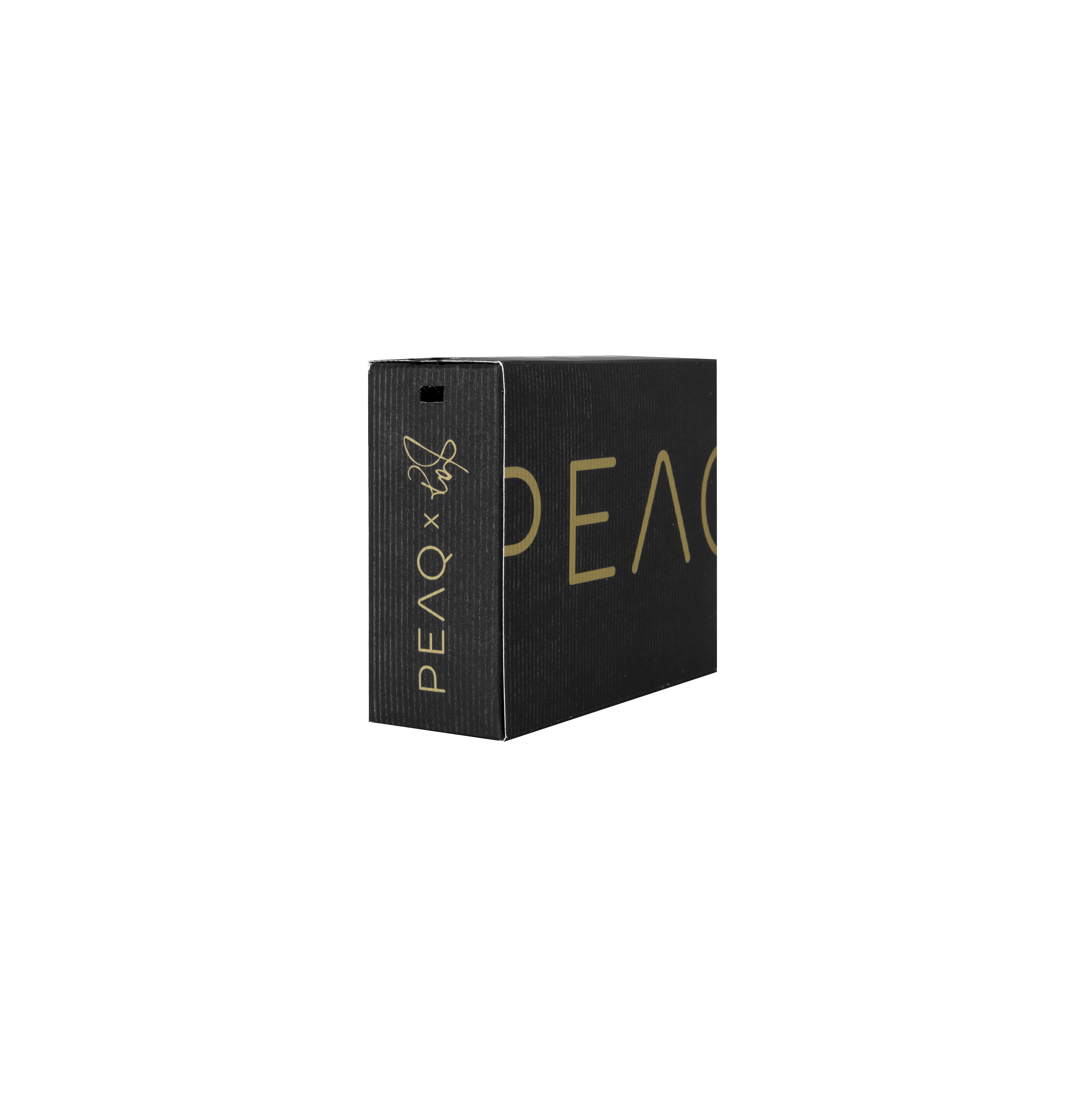Eine schwarze Box mit goldenem Text PEAQ x für. Der Hintergrund ist schwarz.