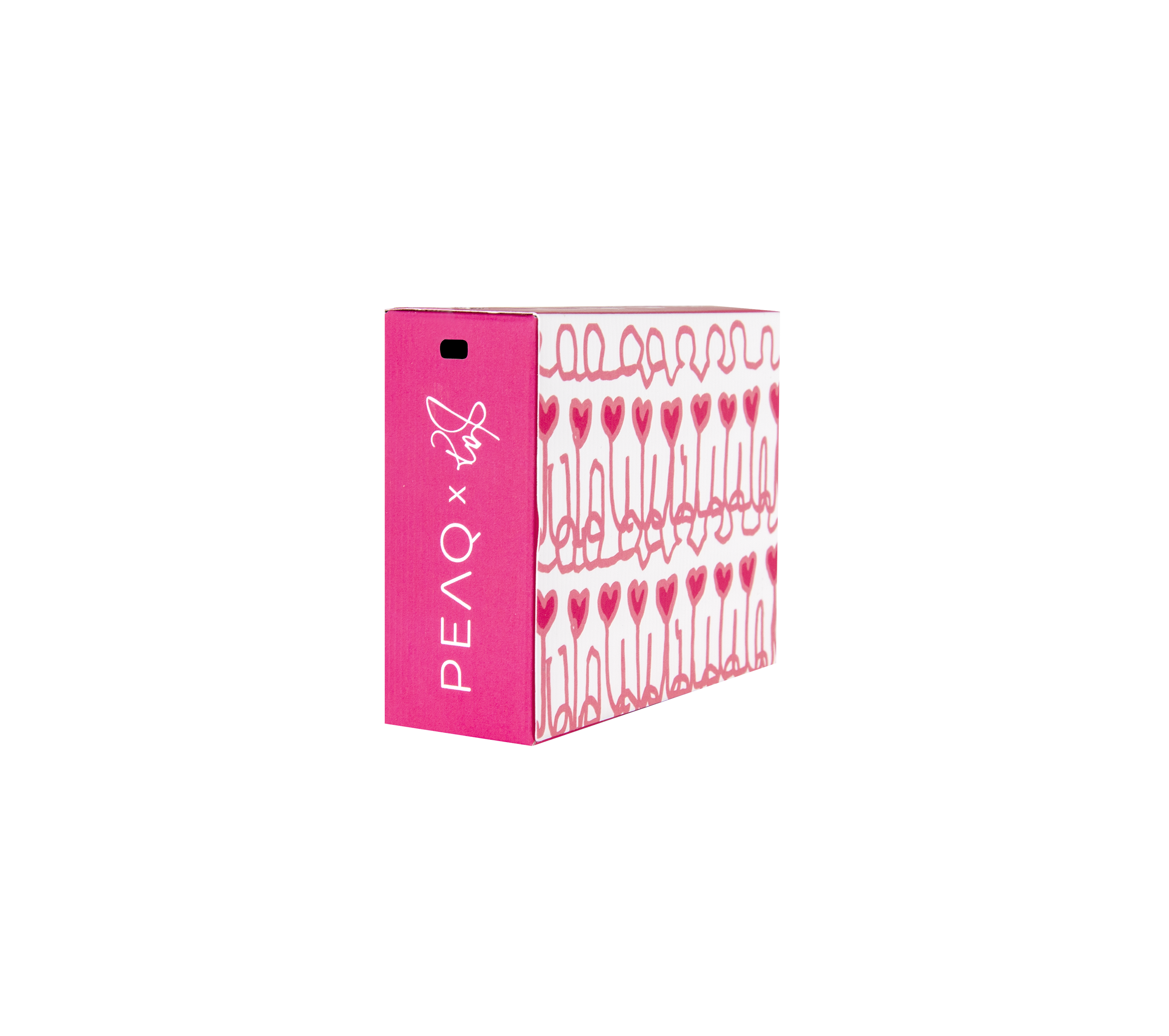 Eine rosa Box mit Herzmuster auf weißem Grund. 'PEAQ x ' in weißer Schrift auf rosa Seite, vor schwarzem Hintergrund.