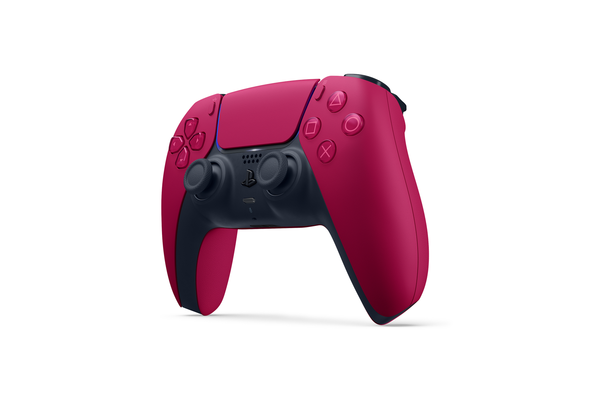 Ein rot-schwarzer PlayStation 5-Controller ist vor weißem Hintergrund zentriert. Er hat Knöpfe und Sticks.