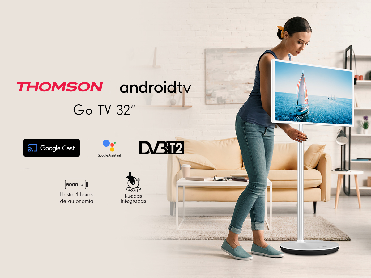 Una mujer ajusta una pantalla de TV que muestra un velero. El televisor está sobre un soporte. La escena tiene lugar en un salón moderno.