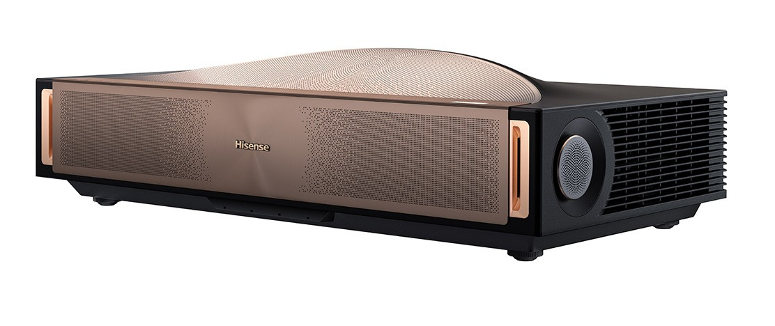 Projektor Hisense. Ma brązowy przód z nazwą marki. Reszta jest czarna. Design jest elegancki i nowoczesny.