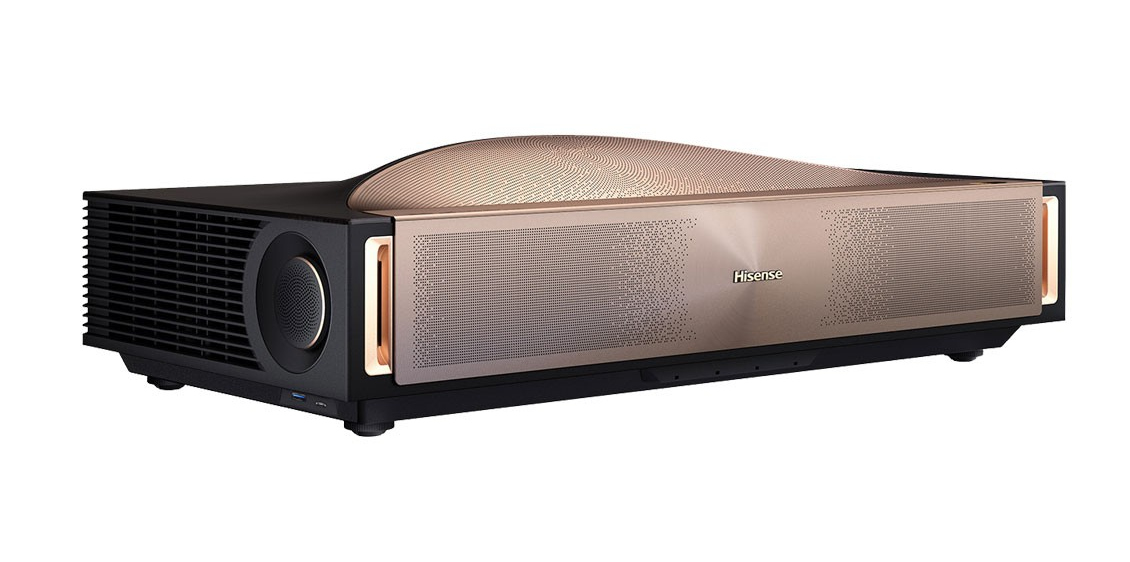 Projektor Hisense z czarną podstawą i złotą górą. Posiada otwór wentylacyjny i logo Hisense.