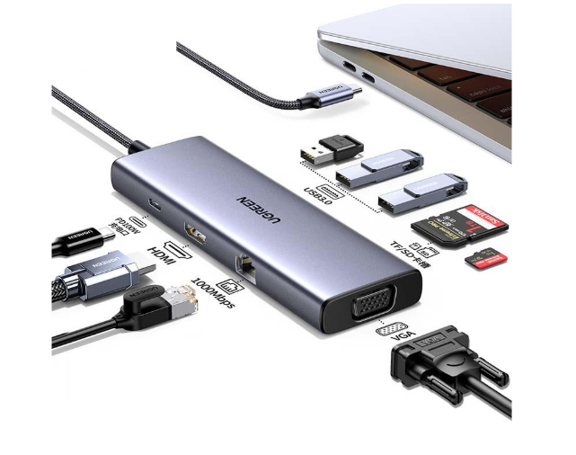 Un concentrador UGREEN con varios puertos conectado a una laptop. Incluye puertos USB, HDMI, Ethernet y lector de tarjetas, junto con unidades USB.