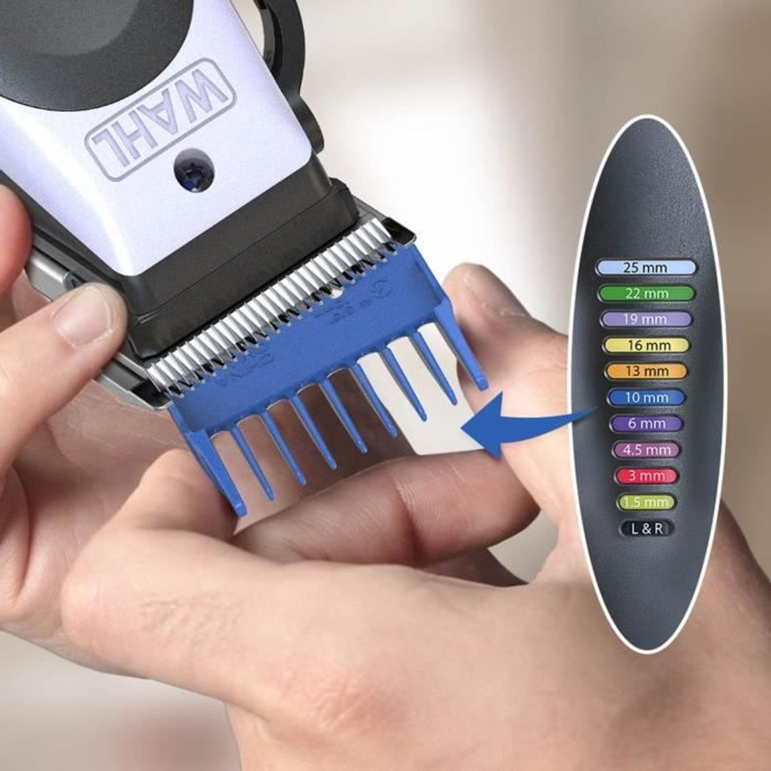 Een persoon houdt een blauwe kamhulpstuk voor een Wahl tondeuse vast. Een tabel toont de lengte-instellingen van het haar in millimeters.