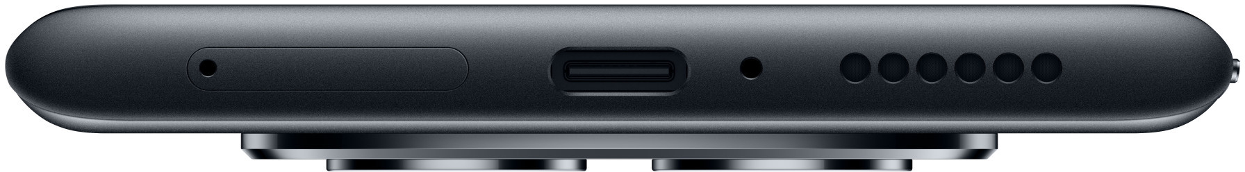 Zbliżenie na dół ciemnoszarego telefonu. Zawiera tackę SIM, port USB-C, otwory głośnikowe i wypukłość aparatu.