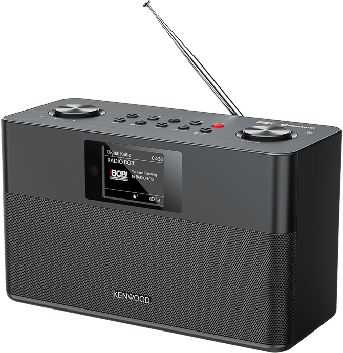 Una radio digitale Kenwood con schermo che mostra 'Radio Bob'. Ha pulsanti, manopole e un'antenna. Il colore è grigio scuro.