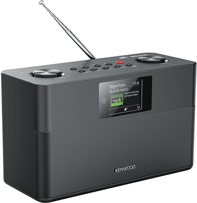 Una radio digitale Kenwood nera con uno schermo che mostra Klassik Radio. Ha un'antenna, pulsanti e una griglia per l'altoparlante.