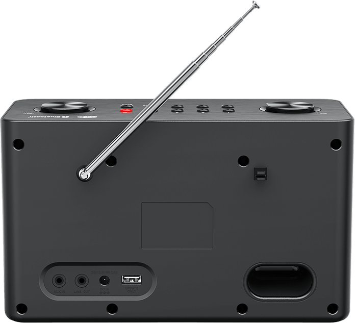 Una radio nera con antenna argentata, pulsanti e porte. La radio ha un altoparlante, una porta USB e un pulsante rosso in alto.