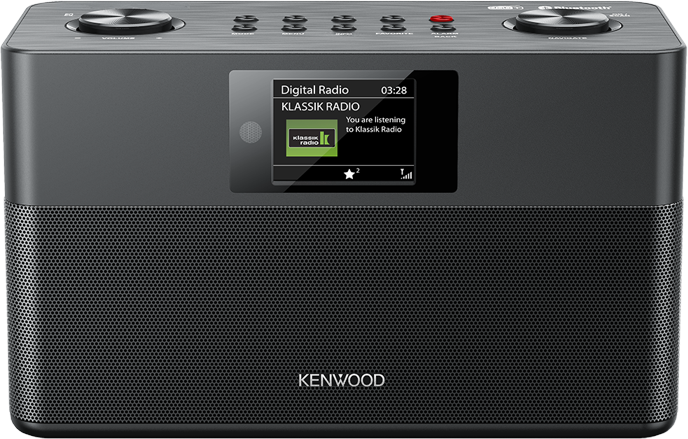Una radio Kenwood nera con uno schermo che mostra Klassik Radio. I pulsanti e le manopole sono in alto. Una griglia per altoparlanti copre il fondo.