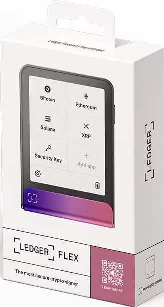 Dispositivo Ledger Flex in una scatola bianca. Il dispositivo mostra opzioni crittografiche. La scatola ha anche un codice QR e il testo 'Ledger Flex'.