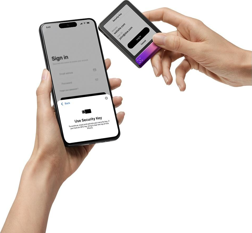 Mani che tengono un telefono e una chiave di sicurezza. Il telefono mostra una schermata di accesso. La chiave mostra un sito web, l'ID utente e le opzioni di accesso.