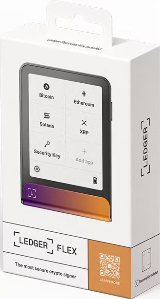 Un dispositivo Ledger Flex nella sua scatola bianca. Lo schermo del dispositivo mostra le opzioni crittografiche. La scatola ha il logo Ledger e le parole: "Il firmatario crittografico più sicuro".