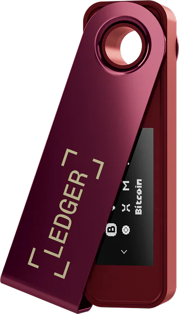 Un portefeuille matériel Ledger marron. Le couvercle est ouvert, affichant l'écran avec les informations Bitcoin et le logo Ledger.