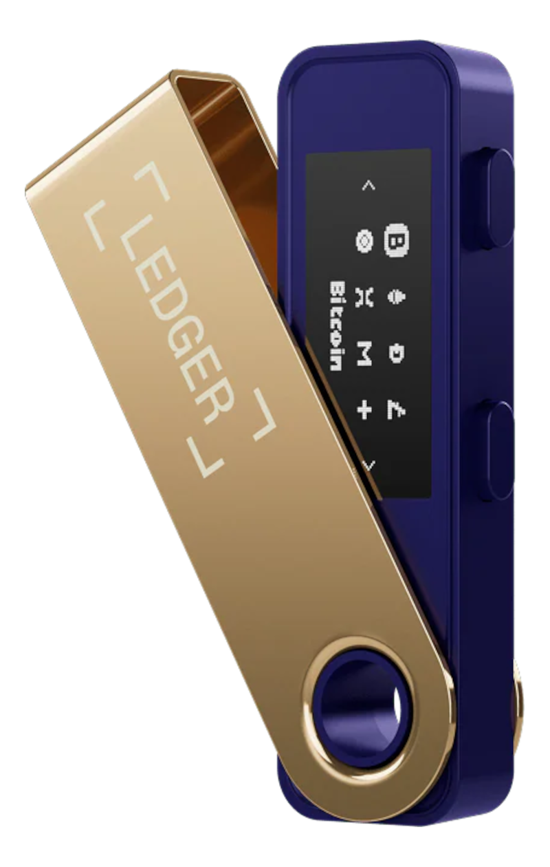 Ein Ledger-Hardware-Wallet. Goldene Abdeckung mit dem Wort LEDGER und ein blaues Gerät mit einem Bildschirm mit Bitcoin-Informationen.