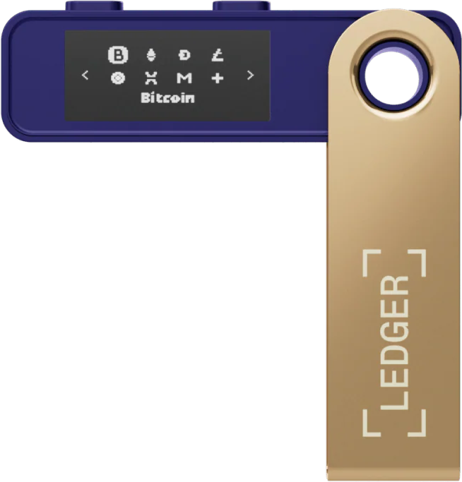 Ein blaues Ledger-Hardware-Wallet mit einem Display, das Bitcoin und andere Krypto-Symbole zeigt, goldener USB-Stick.