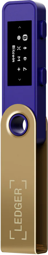 Ein Ledger-Hardware-Wallet. Es ist gold und blau. Der Bildschirm zeigt Bitcoin und verschiedene Symbole. Das Wort LEDGER ist sichtbar.