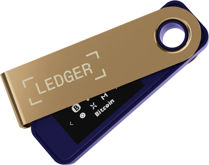 Goldene Ledger Hardware-Wallet mit blauen Akzenten. Der Bildschirm zeigt Bitcoin-Informationen. Das Ledger-Logo ist sichtbar.