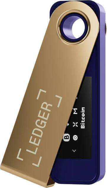 Ein Ledger-Hardware-Wallet wird gezeigt, goldfarben mit dem Aufdruck 'Ledger' und einem dunkelblauen Abschnitt mit einem Bildschirm, der Bitcoin zeigt.