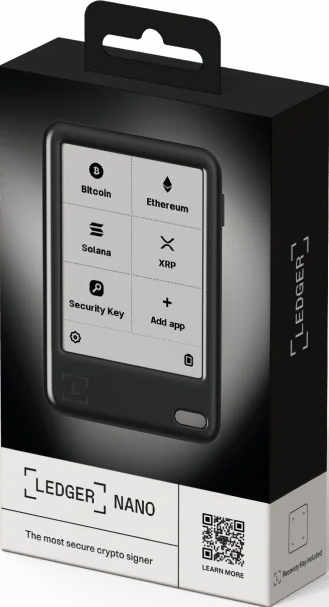 Ein Ledger Nano Krypto-Wallet in seiner Box. Der Bildschirm zeigt Bitcoin-, Ethereum-, Solana- und XRP-Symbole. Die Box ist schwarz mit weißem Text.
