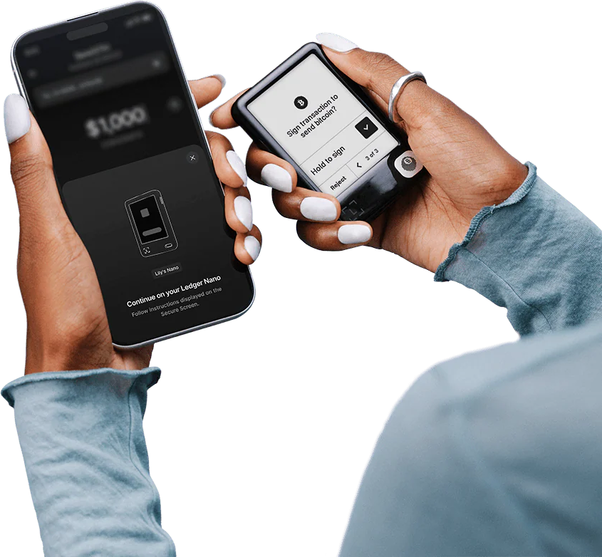 Hände halten ein Telefon und einen Ledger Nano. Das Telefon zeigt einen Transaktionsbildschirm, der Nano fragt nach der Signierung einer Bitcoin-Transaktion.