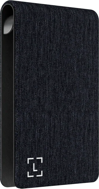 Dunkelblaues, strukturiertes Gehäuse mit Logo. Das Gehäuse hat eine abgerundete Oberseite und einen schwarzen Rand. Die Textur ähnelt Denim.
