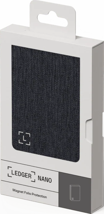 Eine Ledger Nano-Verpackung. Die Schachtel ist weiß mit schwarzem Text und einer dunkelgrau gemusterten Vorderseite. Enthält ein Schlüsselbandloch.