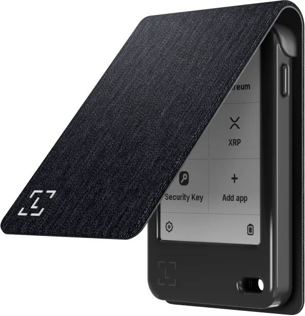 Schwarzes Ledger Nano S Plus Wallet mit geöffneter Hülle. Der Bildschirm zeigt Optionen wie Ethereum und XRP.
