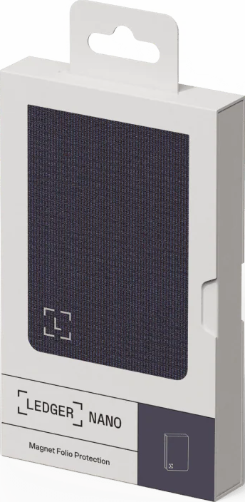 Eine Ledger Nano Gerätebox. Sie ist weiß mit einer marineblauen Frontplatte. Der Text lautet 'LEDGER NANO Magnet Folio Protection'.