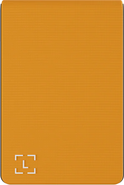 Ein orangefarbenes Rechteck mit strukturierter Oberfläche. Unten links befindet sich ein weißes quadratisches Logo. Schwarzer Rand umgibt es.