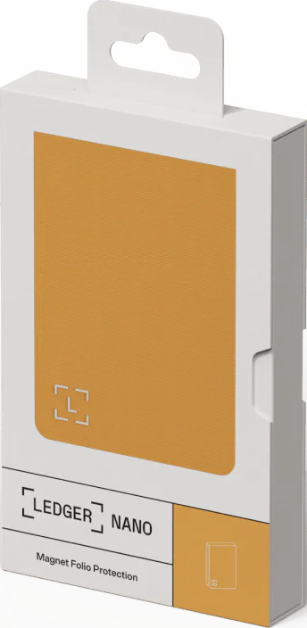 Eine Ledger Nano-Box. Die Vorderseite zeigt eine orangefarbene Geldbörsenkontur mit dem Markennamen und dem Text: Magnet Folio Protection.