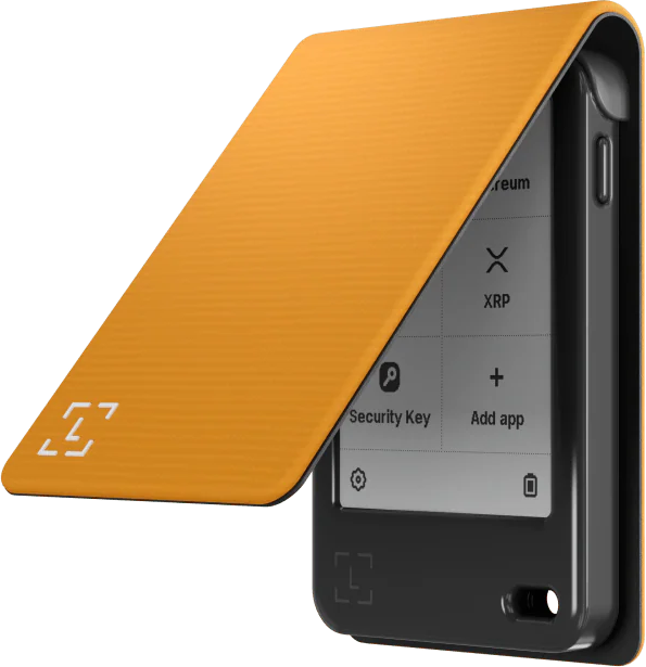 Ein schwarz-oranges Gerät mit einem Bildschirm, der Optionen wie XRP und Security Key anzeigt. Die orangefarbene Abdeckung ist teilweise geöffnet.