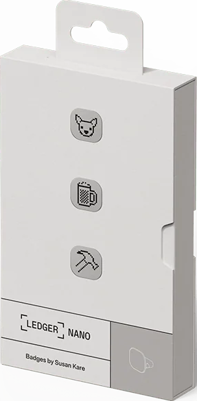 Eine weiße Ledger Nano-Box mit Hunde-, Bierkrug- und Hammer-Symbolen. Sie hat einen Aufhänger und der Markenname ist sichtbar.