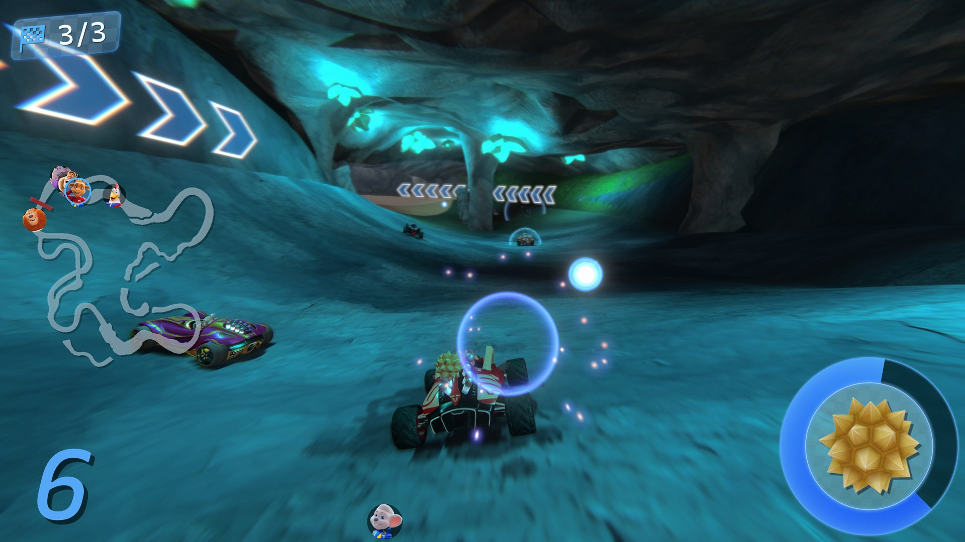 Kartszenenspiel: Autos rasen in einer Höhle. Strecke mit Pfeilen, blaue und lila Autos und Power-Ups. Nummer 6 ist sichtbar.