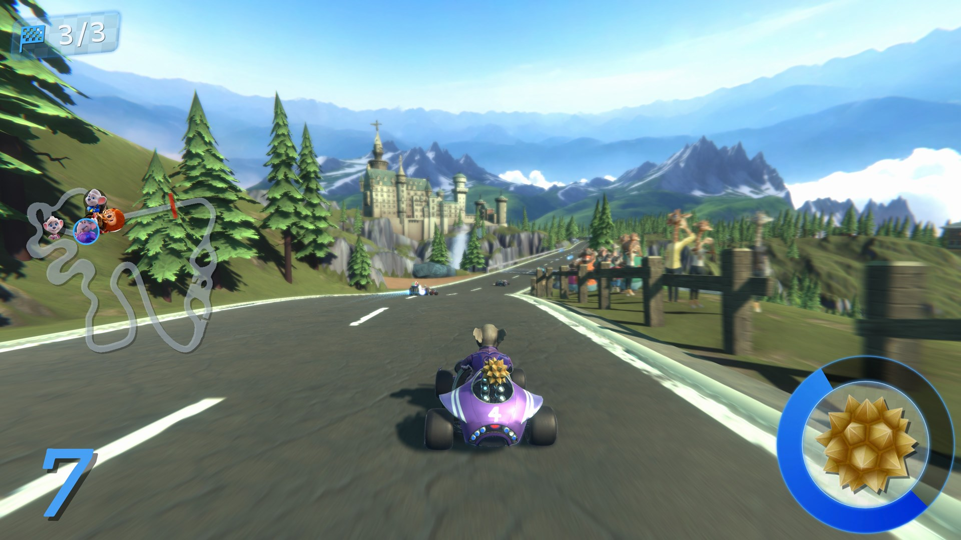 Ein Kart-Rennfahrer auf einer Bergstraße. Im Hintergrund ist ein Schloss. Der Kart ist lila und hat die Nummer 4.