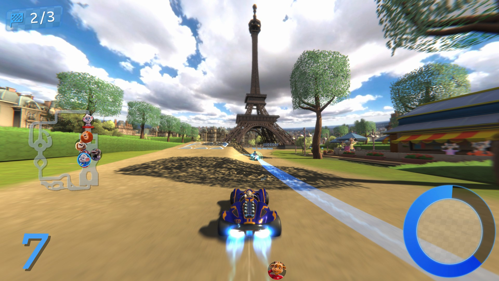 Eine Kartrennspielszene in Paris mit dem Eiffelturm im Hintergrund und einem blauen Kart im Vordergrund.