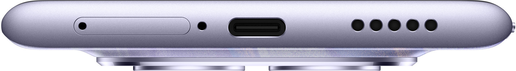 Zbliżenie dolnej krawędzi srebrnego telefonu. Ma tacę SIM, mikrofon, port USB-C i kilka otworów głośnikowych.