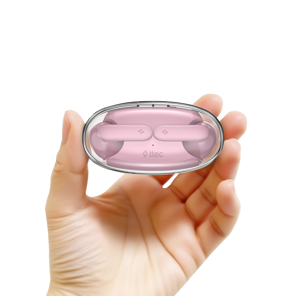 Bir el, pembe kulaklıklarla şeffaf bir kılıf tutuyor. Kılıf ve kulaklıklar parlak bir yüzeye sahip. Arka plan beyaz.