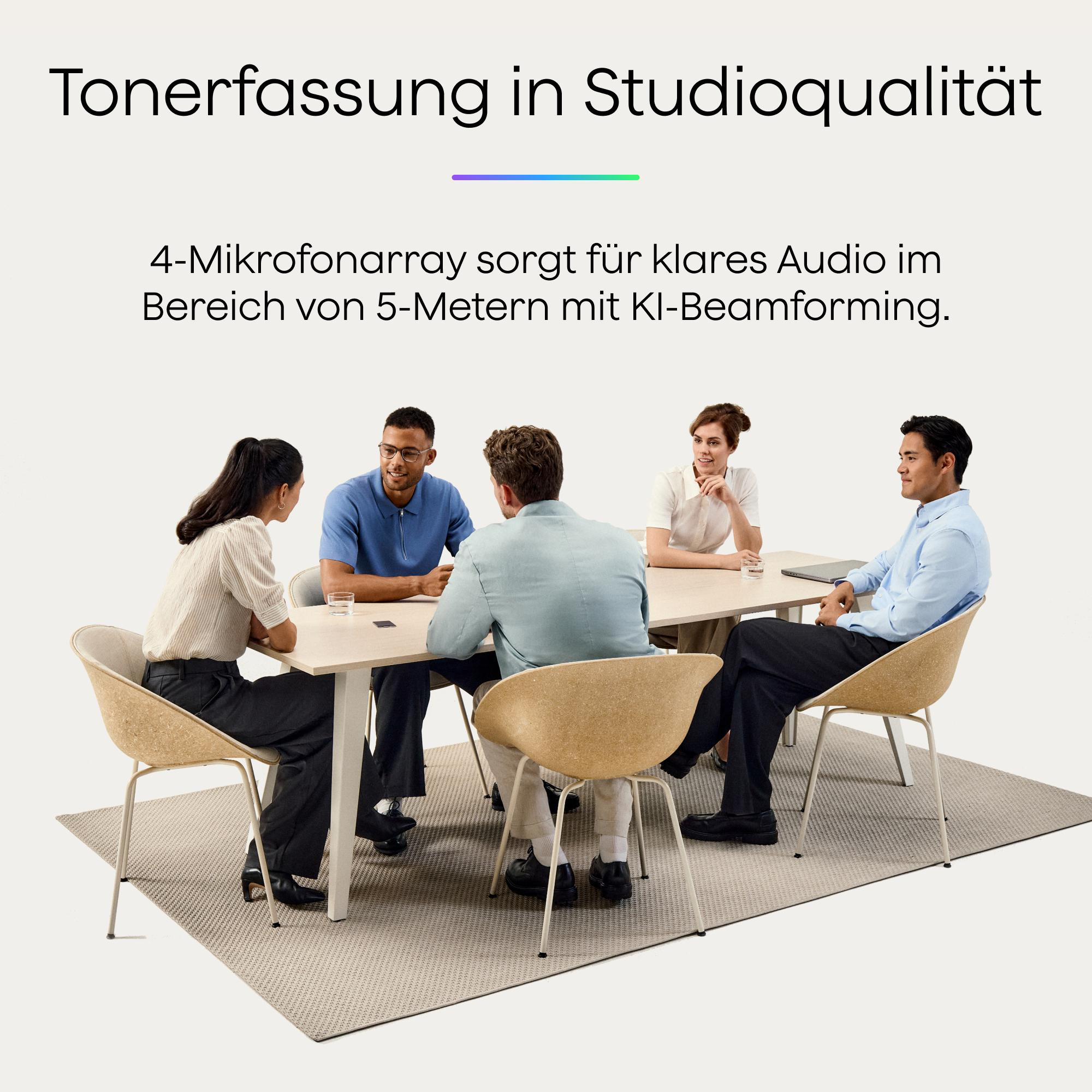 Fünf Personen sitzen bei einem Meeting um einen Tisch. Der Text oben lautet Studioqualität-Tonaufnahme.