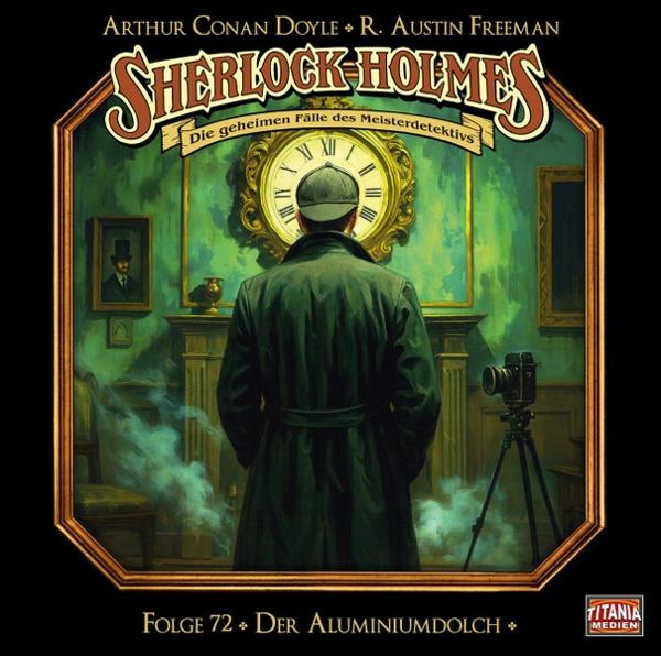 Sherlock Holmes blickt auf eine Uhr, eine Kamera steht auf einem Stativ. Das Cover eines Buches, grüne, braune und goldene Farben.