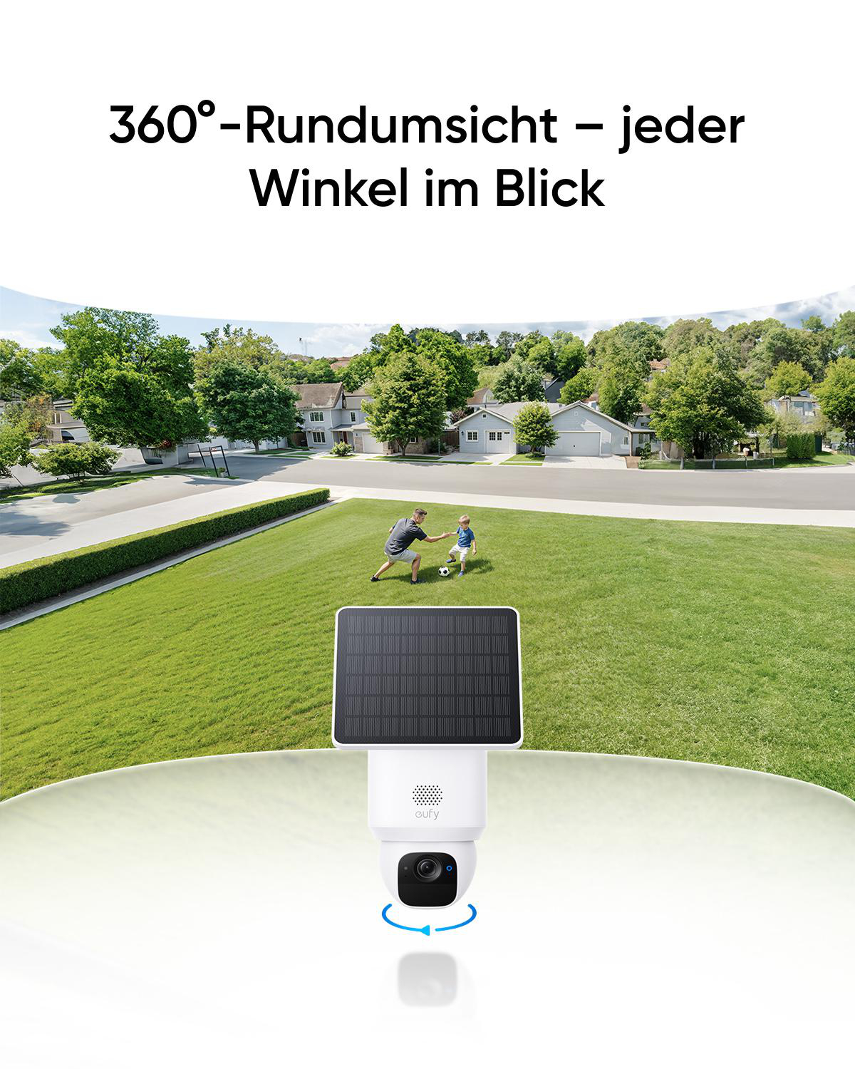 Eine Überwachungskamera mit Solarpanel. Ein Mann und ein Kind spielen Fußball auf einer grünen Wiese mit Häusern im Hintergrund.