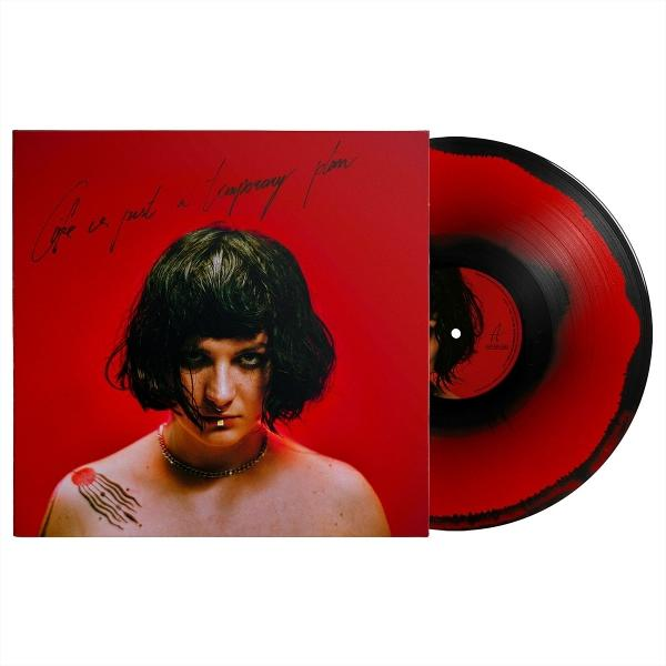 Albumcover: Frau mit dunklem Haar, roter Hintergrund, Text. Schallplatte: rot und schwarz. Tattoo auf der Schulter.
