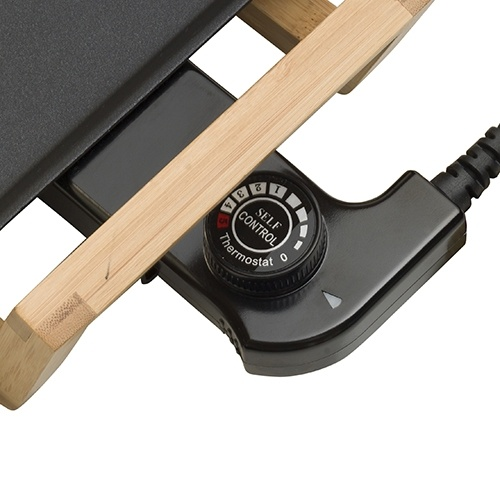 Nahaufnahme eines schwarzen Elektrogrill-Bedienfelds mit Thermostatregler, Holzgriff und Netzkabel.