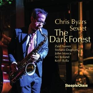 Ein Mann im Anzug spielt Saxophon. Der Text lautet Chris Byars Sextet, The Dark Forest.