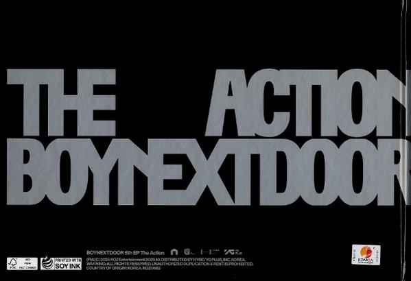 Schwarzer Hintergrund mit den Wörtern THE ACTION BOYNEXTDOOR in großen, grauen, serifenlosen Buchstaben. Text unten.