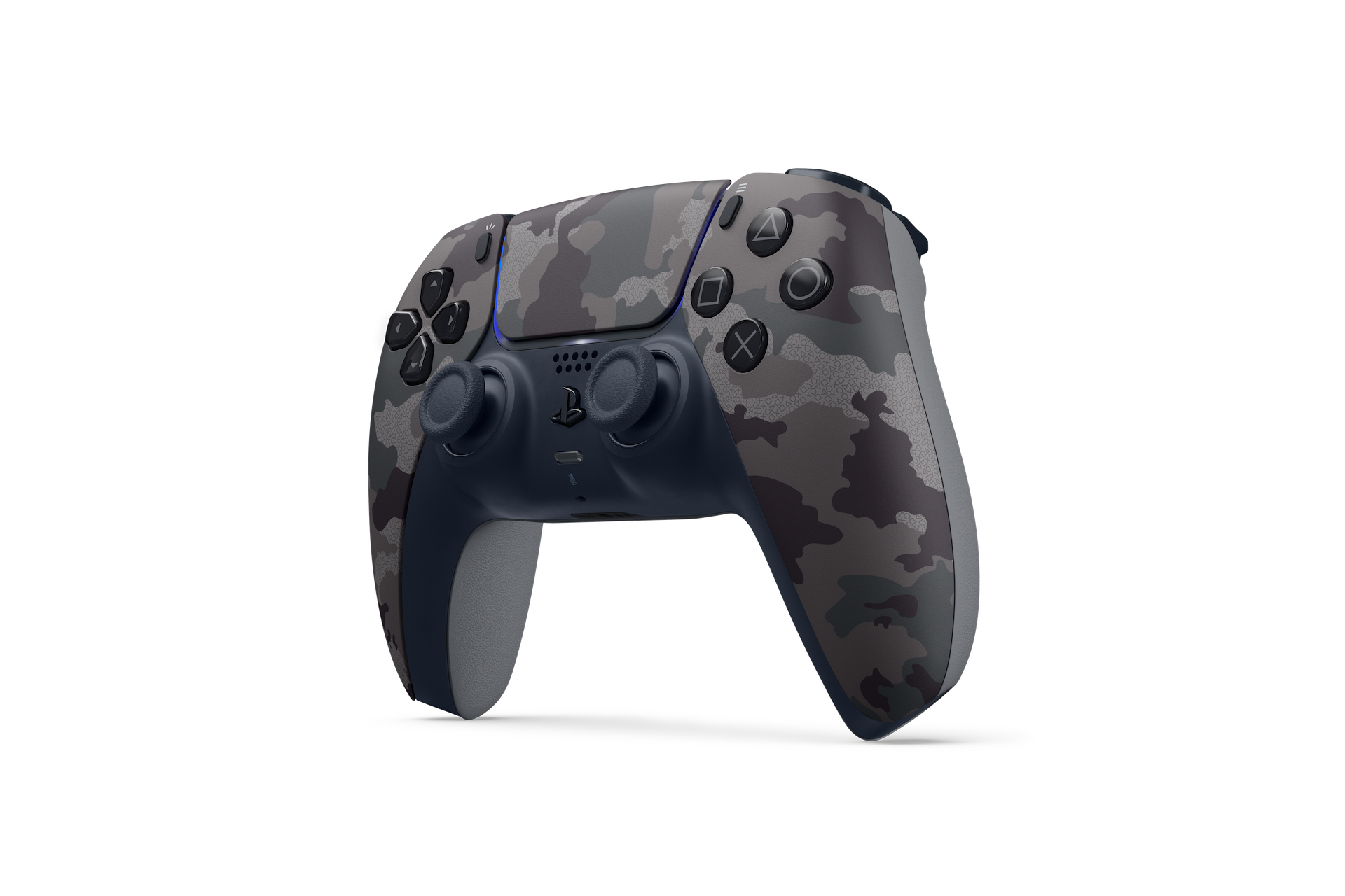 Ein Tarnmuster-PlayStation 5-Controller ist vor einem weißen Hintergrund zentriert.