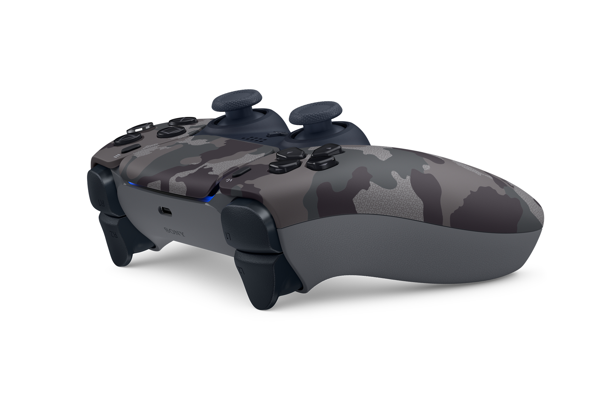 Ein grauer Tarnfarben-PlayStation-5-Controller mit schwarzen Knöpfen und Joysticks. Der Hintergrund ist weiß.